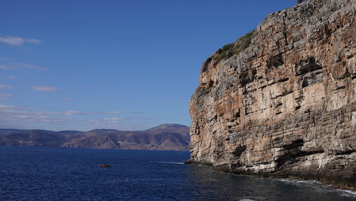 Mersin'in Silifke ilçesinde kayalıklarda mahsur kalan keçi, kurtarılarak sahibine teslim...