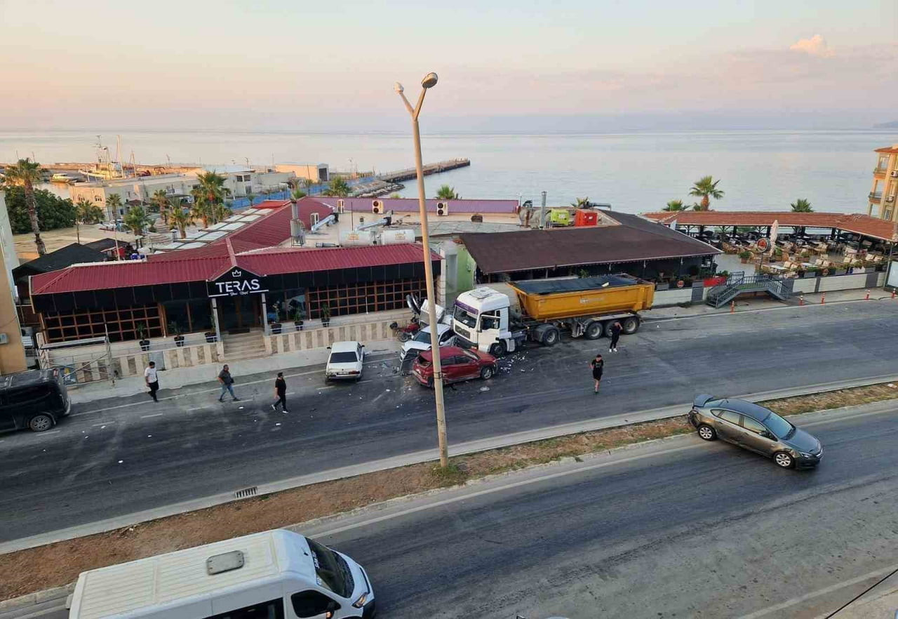 MERSİN'İN SİLİFKE İLÇESİNDE MEYDANA GELEN TRAFİK KAZASINDA KONTROLDEN ÇIKAN BİR KAMYON, PARK...