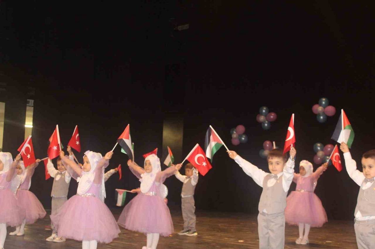 MERSİN'İN SİLİFKE İLÇESİNDE MİNİK ÖĞRENCİLERİN SAHNE PERFORMANSLARI İLGİYLE İZLENDİ, BÜYÜK ALKIŞ...