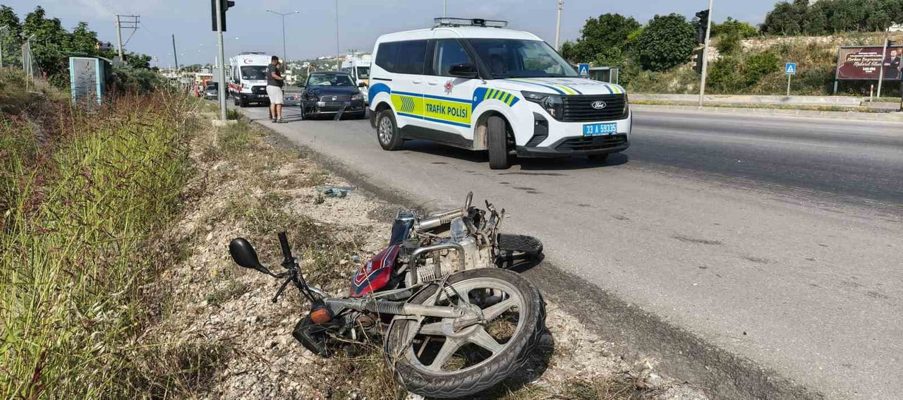 MERSİN'İN SİLİFKE İLÇESİNDE OTOMOBİLİN MOTOSİKLETE ARKADAN ÇARPMASI SONUCU MEYDANA GELEN TRAFİK...