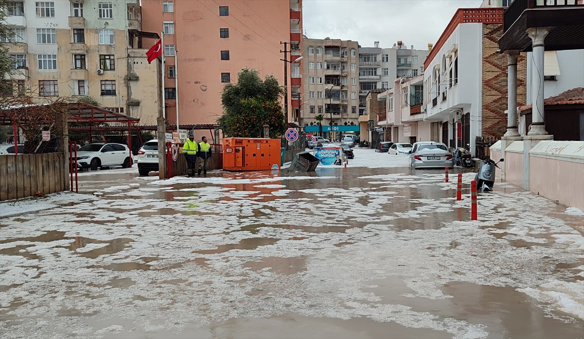 Mersin'in Silifke ilçesinde sağanak ve dolu hayatı olumsuz etkiledi. Yağış nedeniyle Saray...