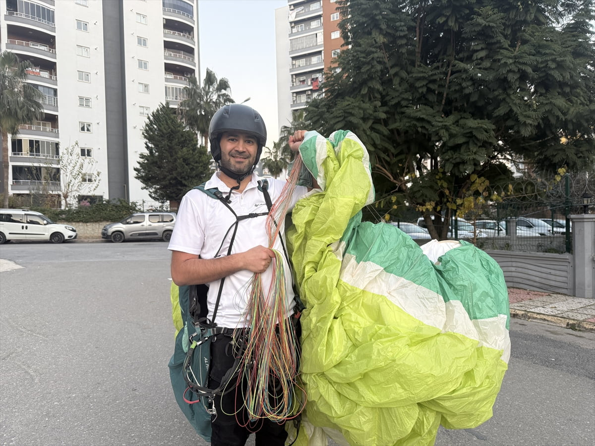 Mersin'in Silifke ilçesinde uçuş yapan yamaç paraşütçüsü çam dikimi yapan orman işçilerinin çay...