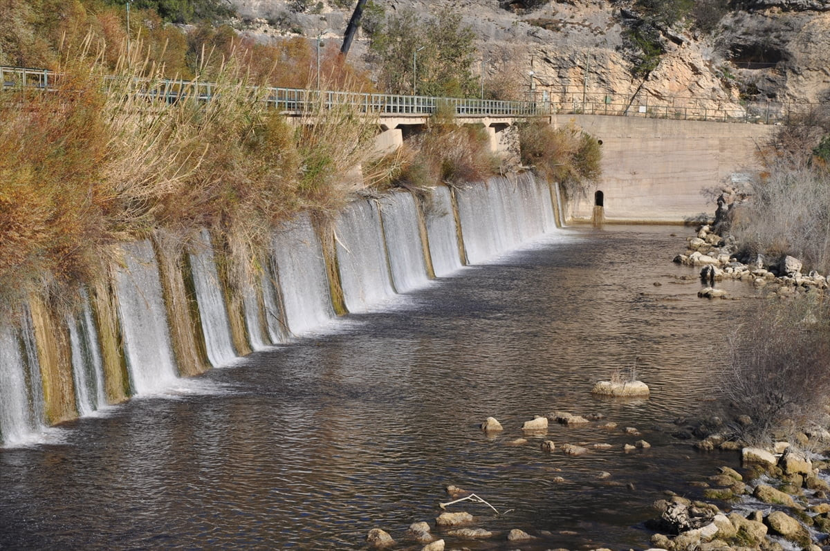 Mersin'in Silifke ilçesindeki Göksu Nehri'nde akan suyun renginin koyulaşması üzerine Çevre...