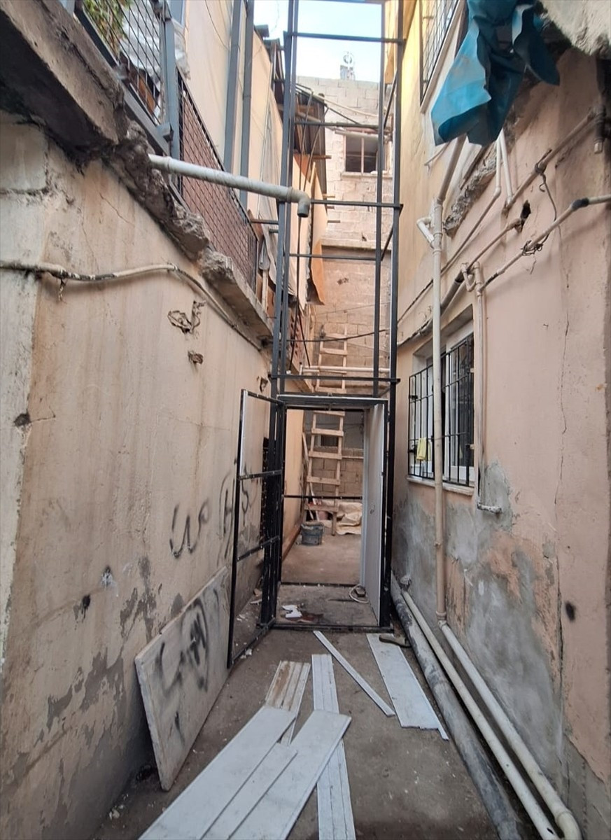 Mersin'in Tarsus ilçesinde 3 katlı binanın dış cephesindeki asansörün düşmesi sonucu 80 yaşındaki...