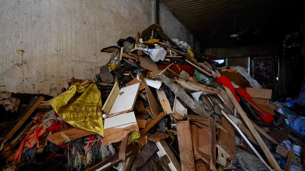 Mersin'in Tarsus ilçesinde atık biriktirildiği belirlenen evden 168 ton çöp çıkarıldı.
