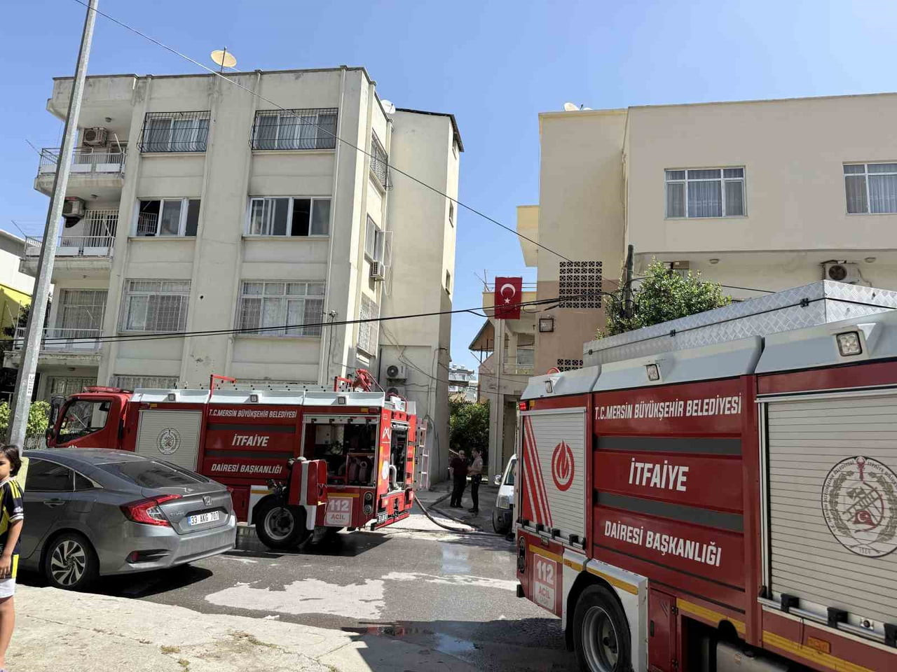 MERSİN'İN TARSUS İLÇESİNDE BİR APARTMAN DAİRESİNDE ÇIKAN YANGIN MAHALLEDE PANİĞE NEDEN...