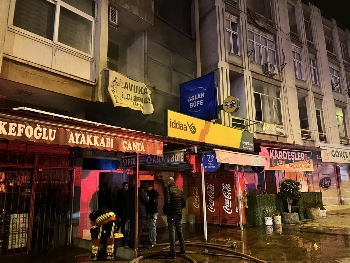 Mersin'in Tarsus ilçesinde bir büfede çıkan yangın itfaiye ekiplerince söndürüldü. 