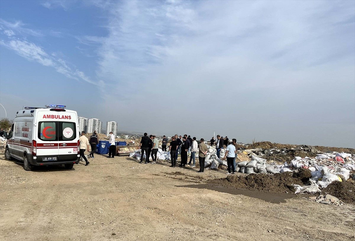 Mersin'in Tarsus ilçesinde hafriyat döküm alanında halıya sarılmış erkek cesedi bulundu.