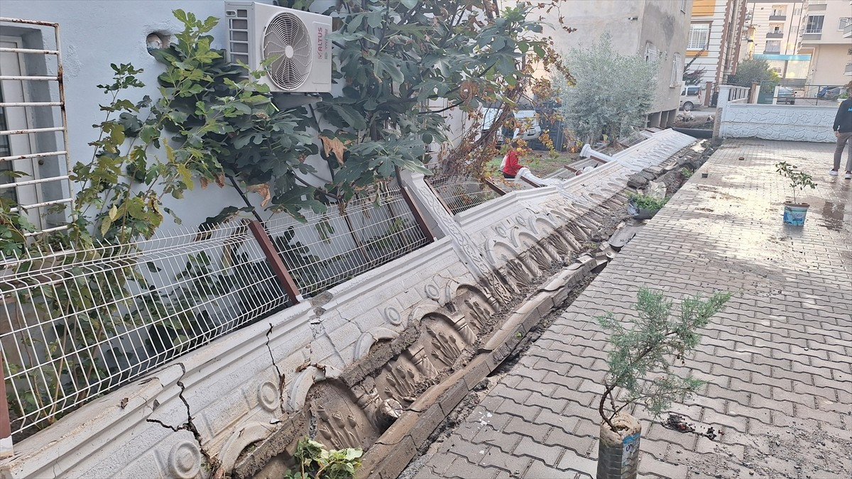 Mersin'in Tarsus ilçesinde içme suyu borusunun patlaması nedeniyle sokakları ve bazı binaların...