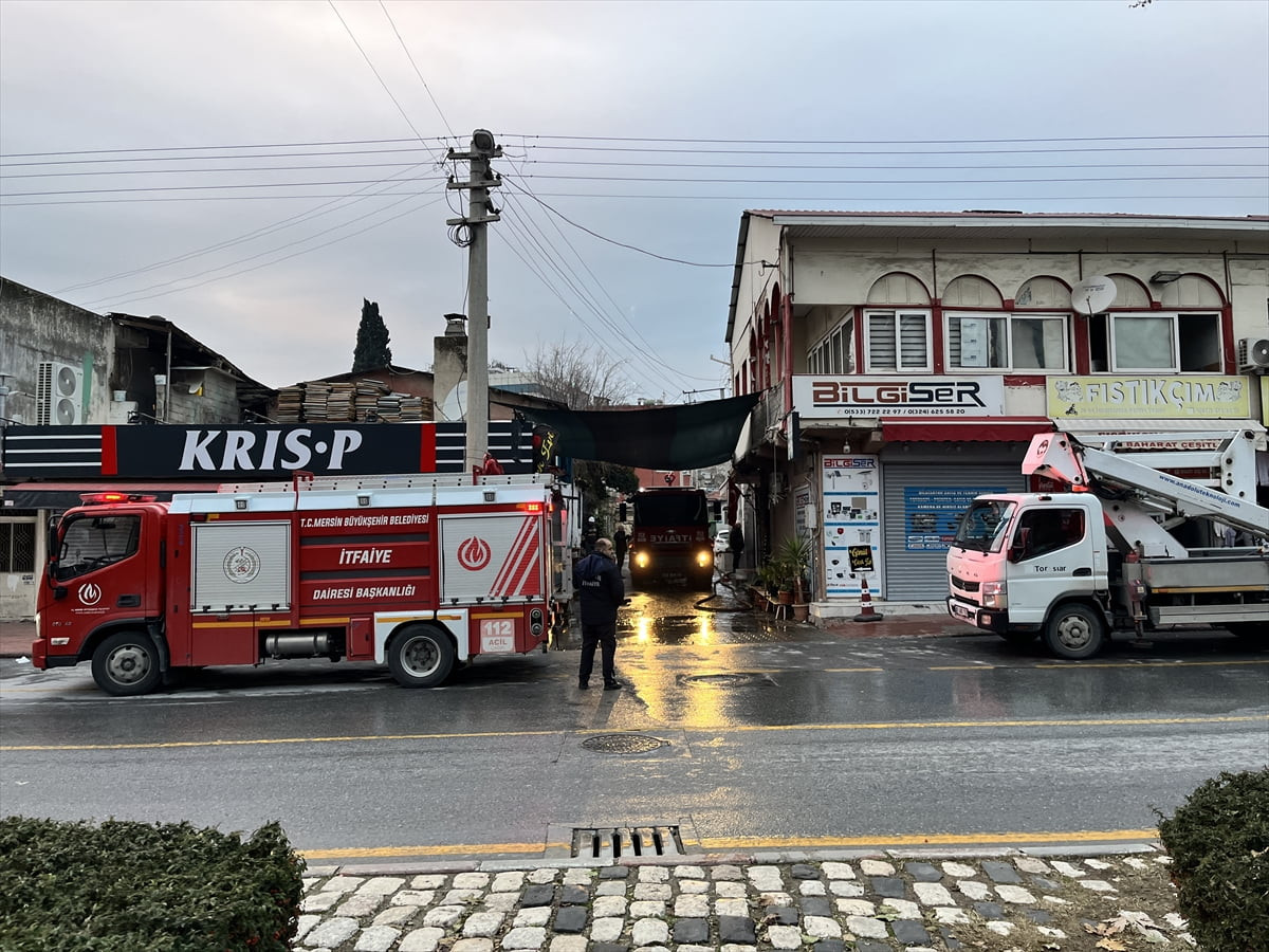 Mersin'in Tarsus ilçesinde iki katlı evde çıkan yangın itfaiye ekiplerince söndürüldü. Ekiplerin...