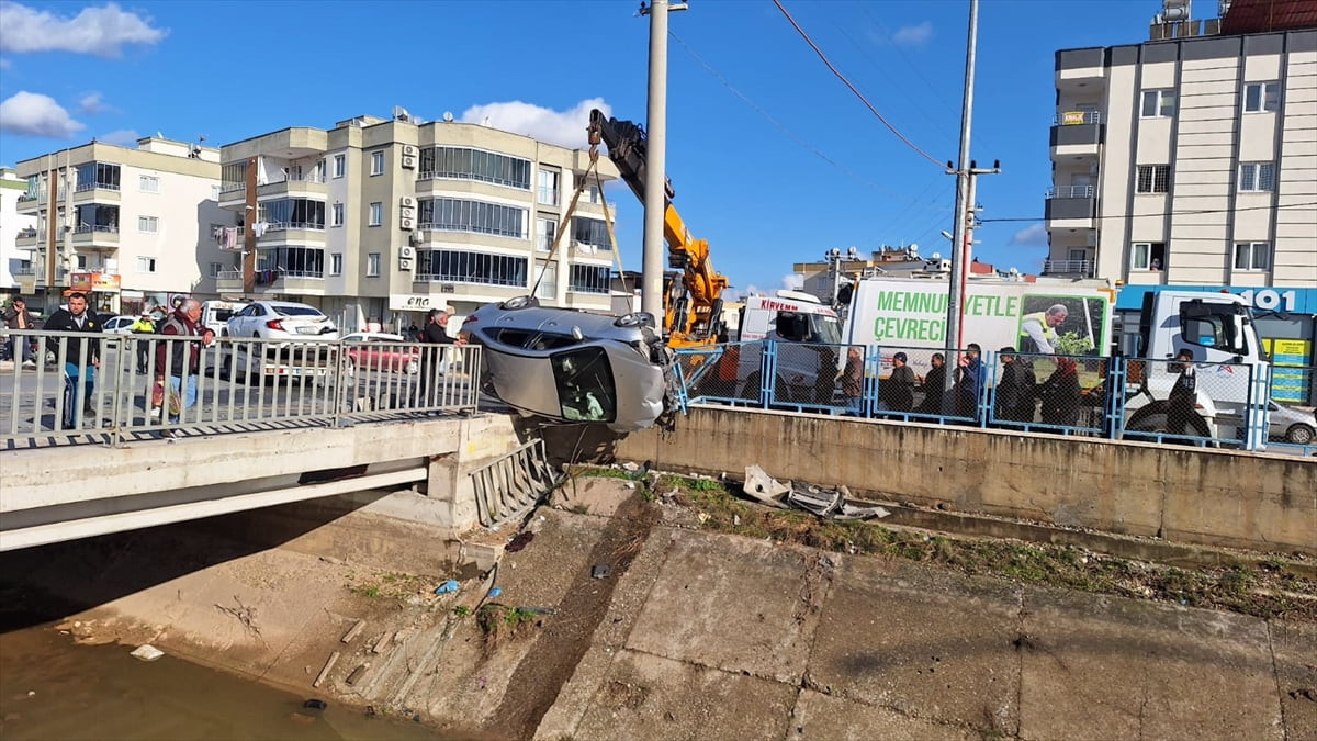 Mersin'in Tarsus ilçesinde iki otomobilin çarpışması sonucu 6 kişi yaralandı. Kazada sulama...
