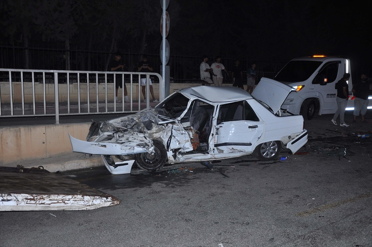 Mersin'in Tarsus ilçesinde, kontrolden çıkarak karşı şeride geçen otomobilin iki otomobile...