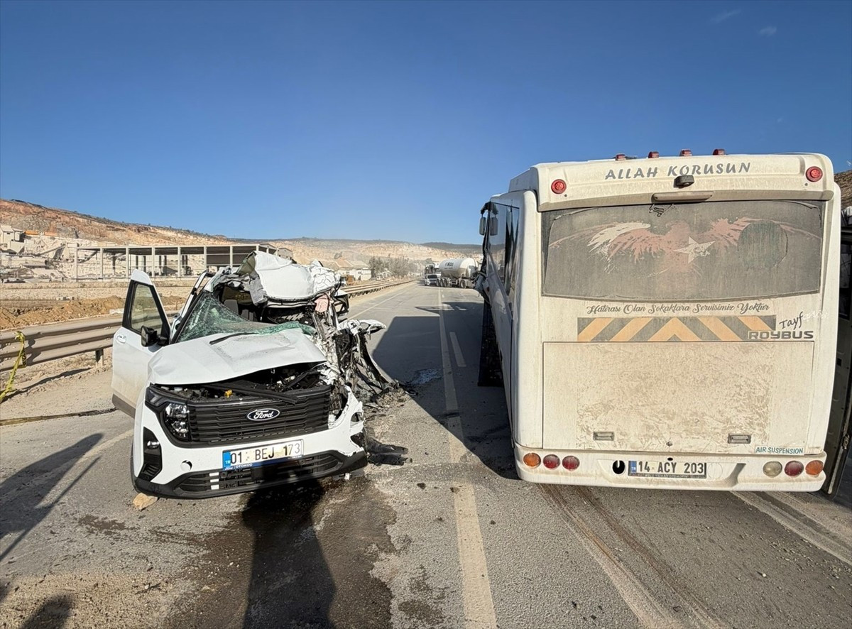 Mersin'in Tarsus ilçesinde midibüsle çarpışan hafif ticari aracın sürücüsü yaşamını...