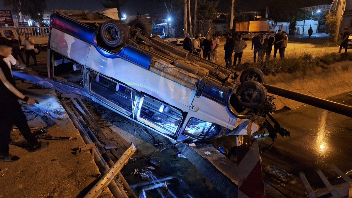 Mersin'in Tarsus ilçesinde minibüs ile otomobilin çarpışması sonucu 11 kişi yaralandı.