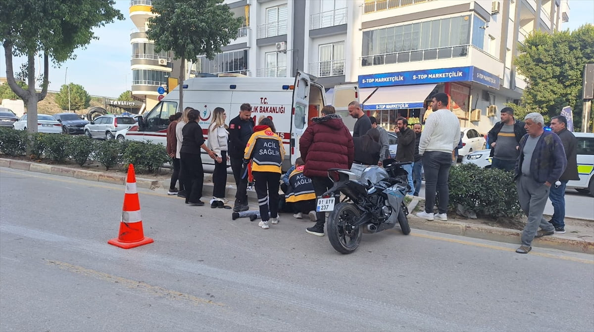 Mersin'in Tarsus ilçesinde, motosikletin yayalara çarpması sonucu sürücü ve 2 kişi yaralandı....