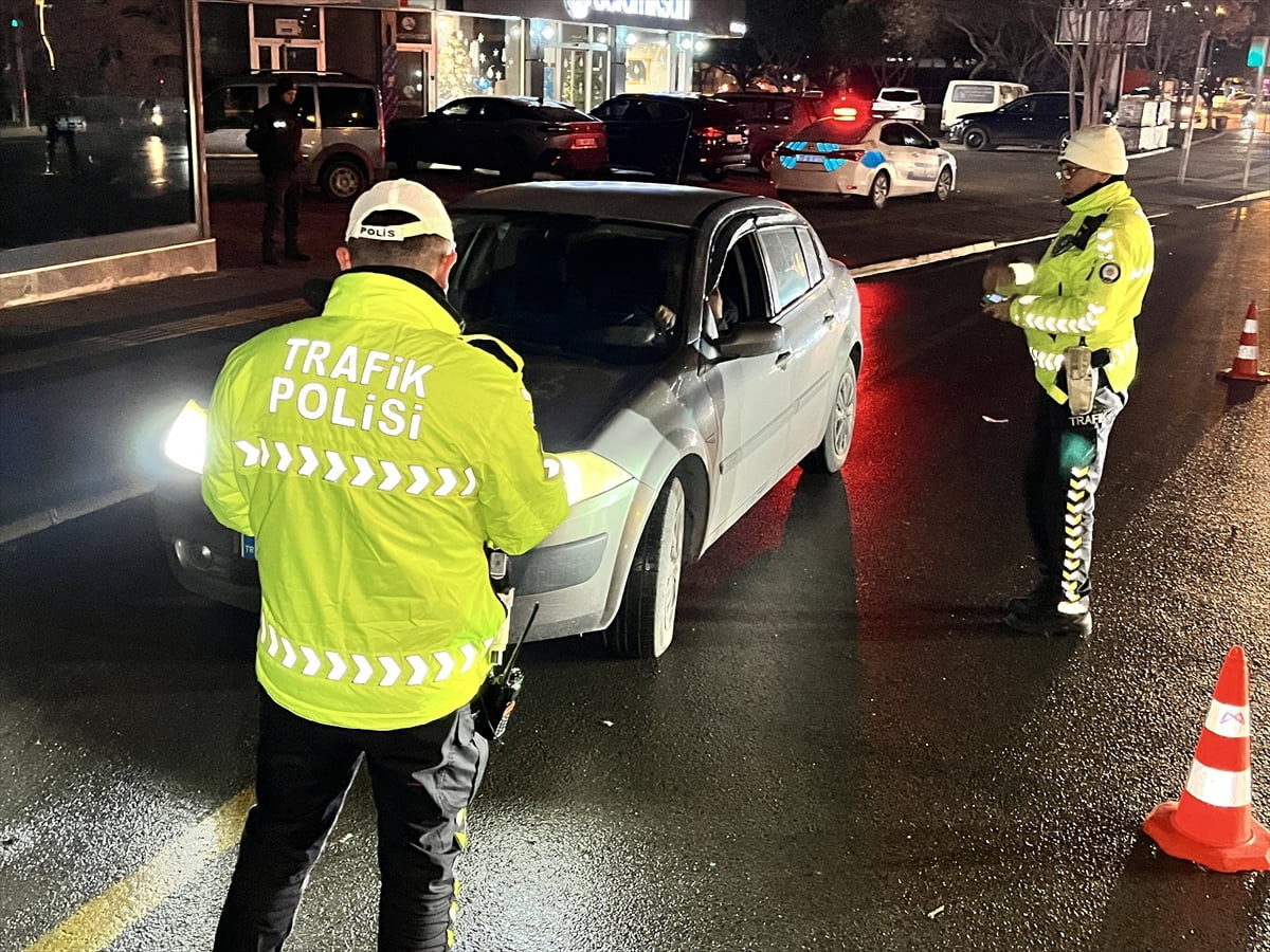 Mersin'in Tarsus ilçesinde polis ekipleri yılbaşı dolayısıyla denetim gerçekleştirdi.