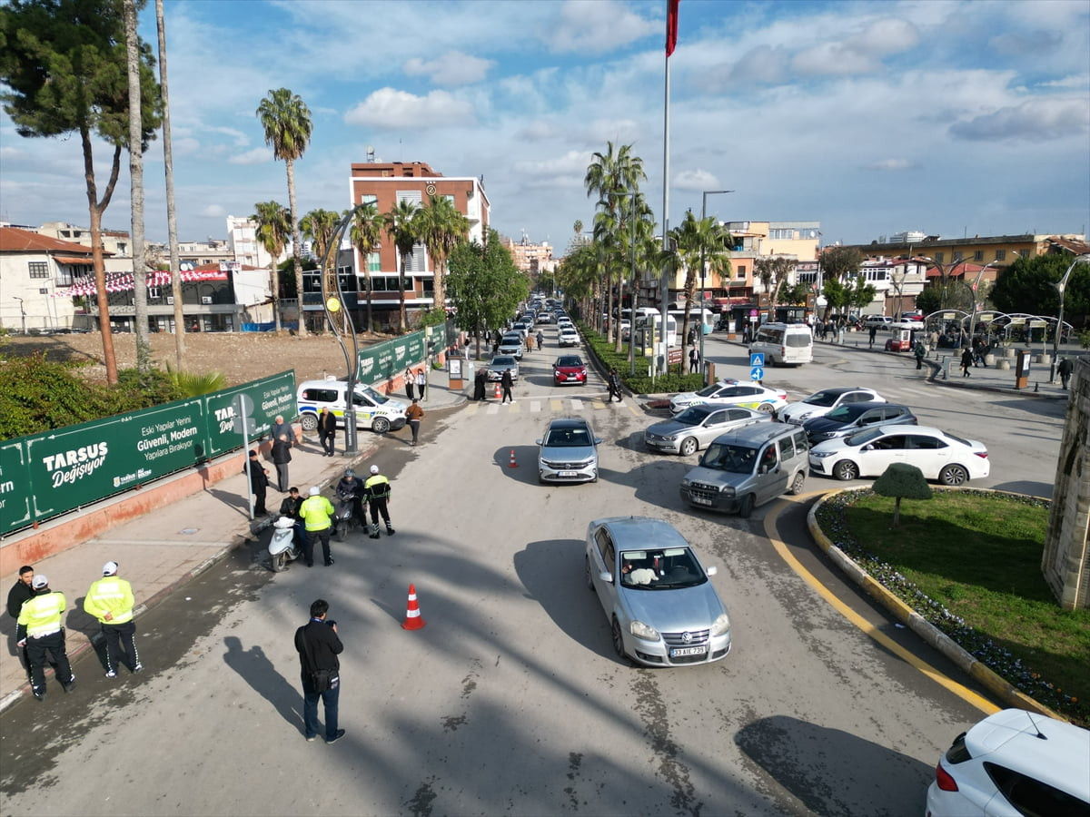 Mersin'in Tarsus ilçesinde Trafik Denetleme Büro Amirliği ekipleri denetimlerini sürdürdü.