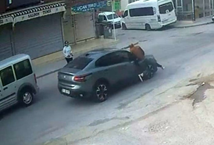 MERSİN'İN TARSUS İLÇESİNDE YAKINLARINA EL SALLAYIP KARŞIYA HIZLA GEÇMEYE ÇALIŞAN YAYAYA OTOMOBİL...