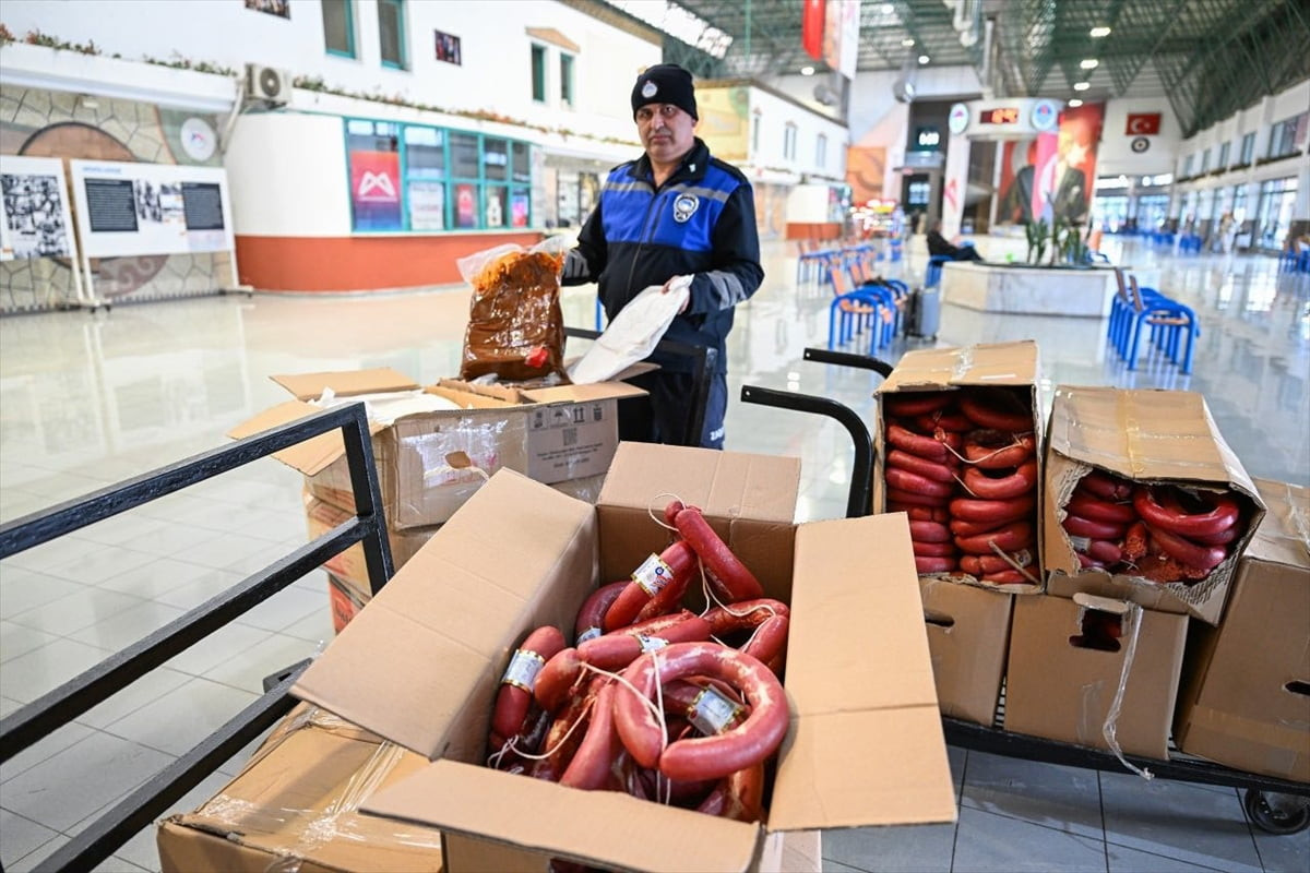 Mersin'in Tarsus ilçesinde yolcu otobüslerinde sağlıksız koşullarda taşındığı belirlenen 300...