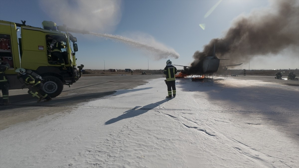 Mersin'in Tarsus ilçesindeki Çukurova Uluslararası Havalimanı'nda acil durum tatbikatı...