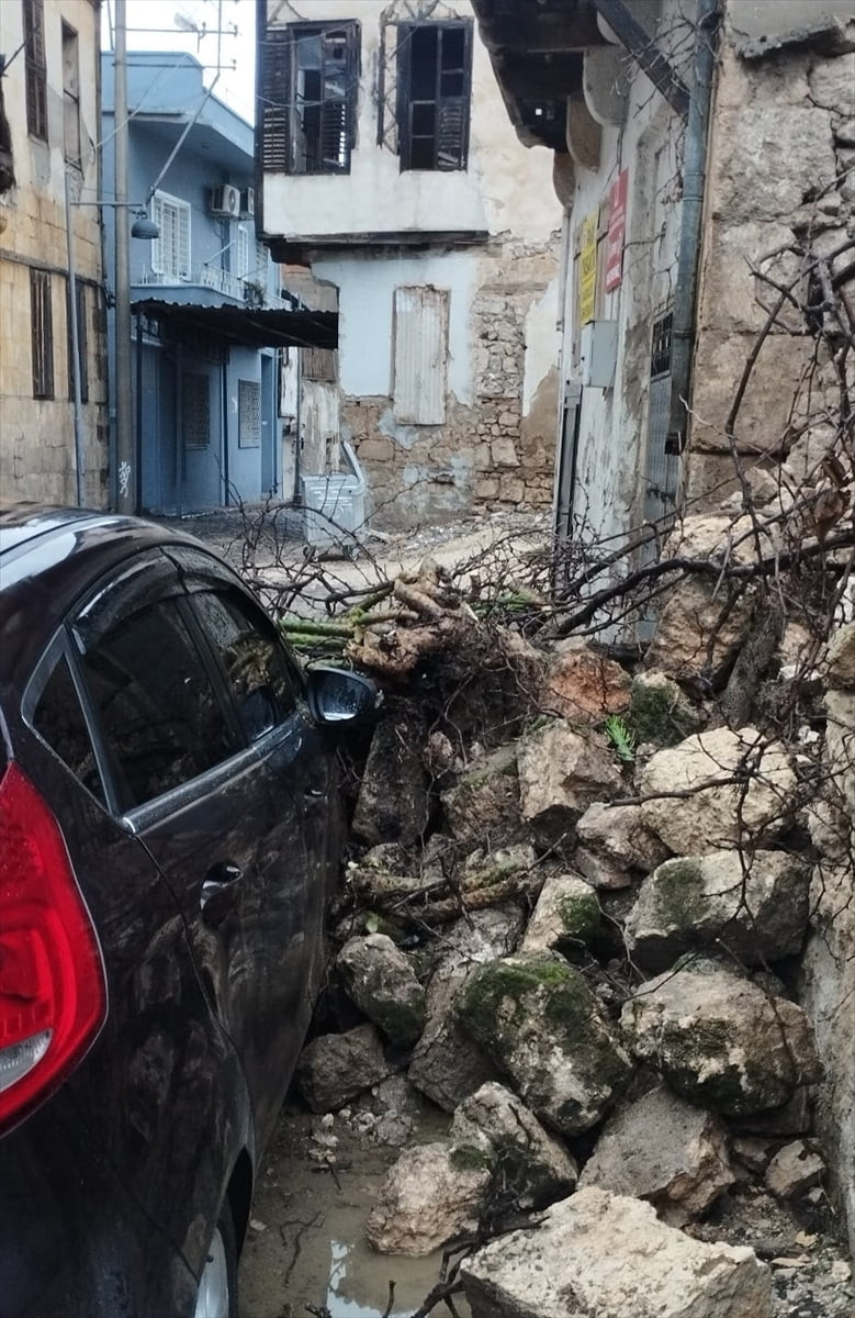 Mersin'in Tarsus ilçesindeki etkili olan yağış nedeniyle yıkılan evin duvarı, park halindeki...