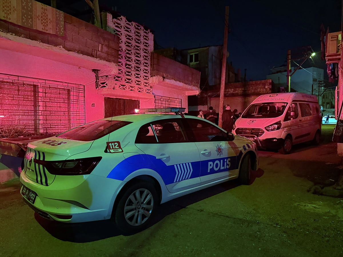 Mersin'in Toroslar ilçesinde, 1 kişinin ağır yaralandığı silahlı kavgada başına mermi isabet eden...