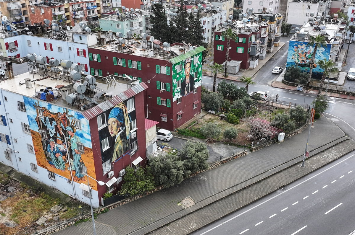 Mersin'in Toroslar ilçesinde, dış cephelerine ünlü ressamların eserlerinin resmedildiği binalar...