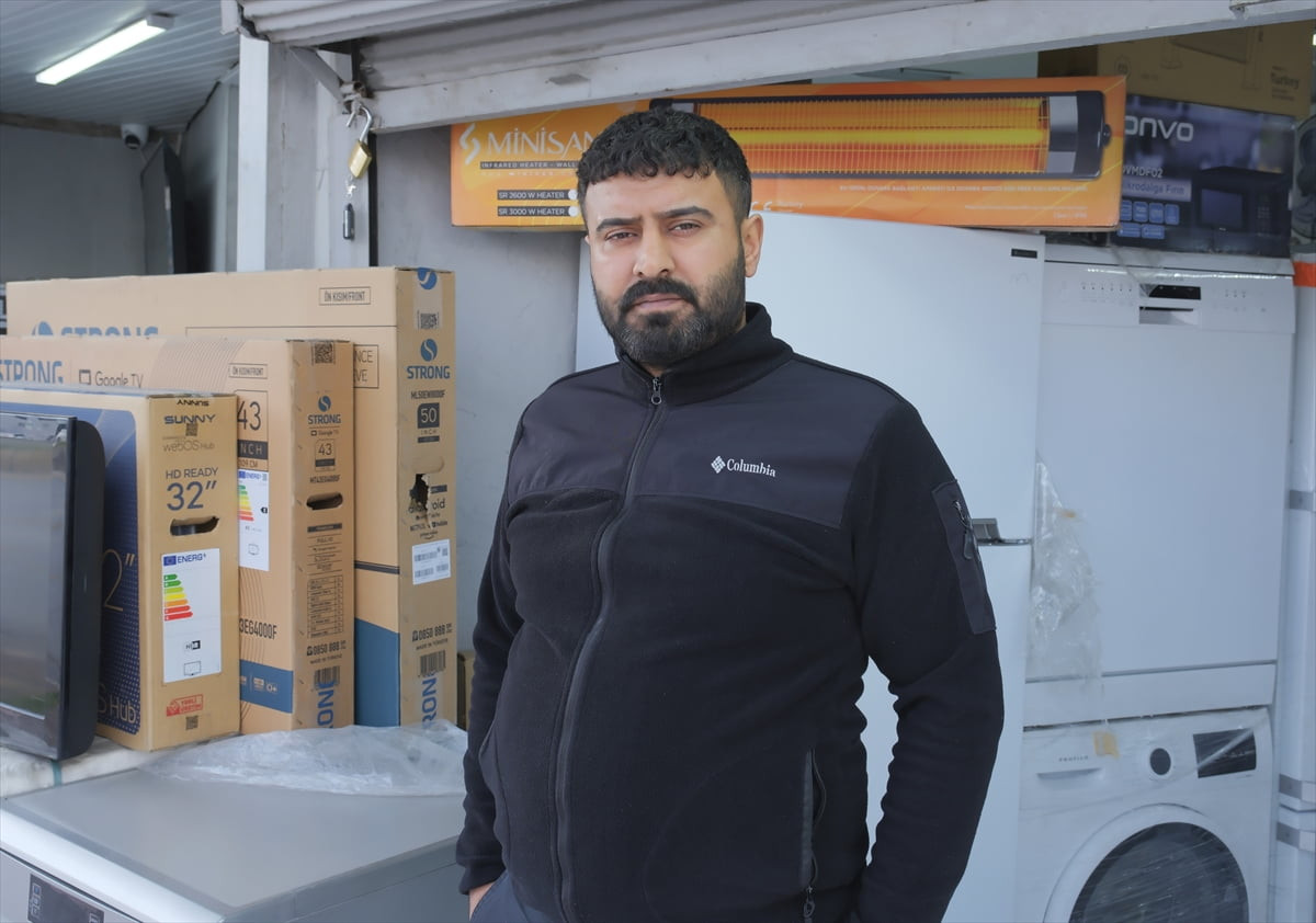 Mersin'in Toroslar ilçesinde esnaf Mustafa Algüllü (fotoğrafta), dükkanına gelerek aç olduğunu...