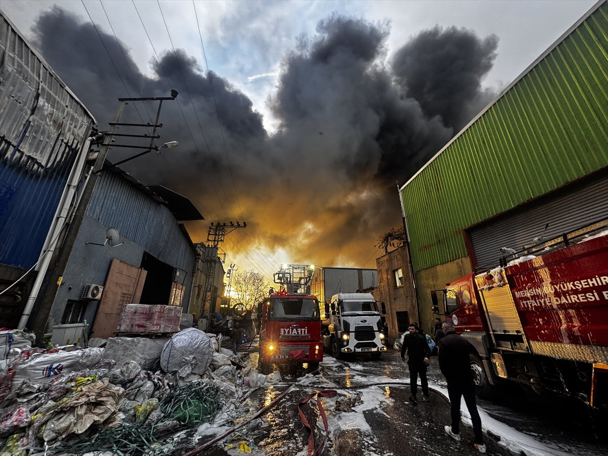 Mersin'in Toroslar ilçesinde geri dönüşüm fabrikasının deposunda çıkan yangına müdahale...