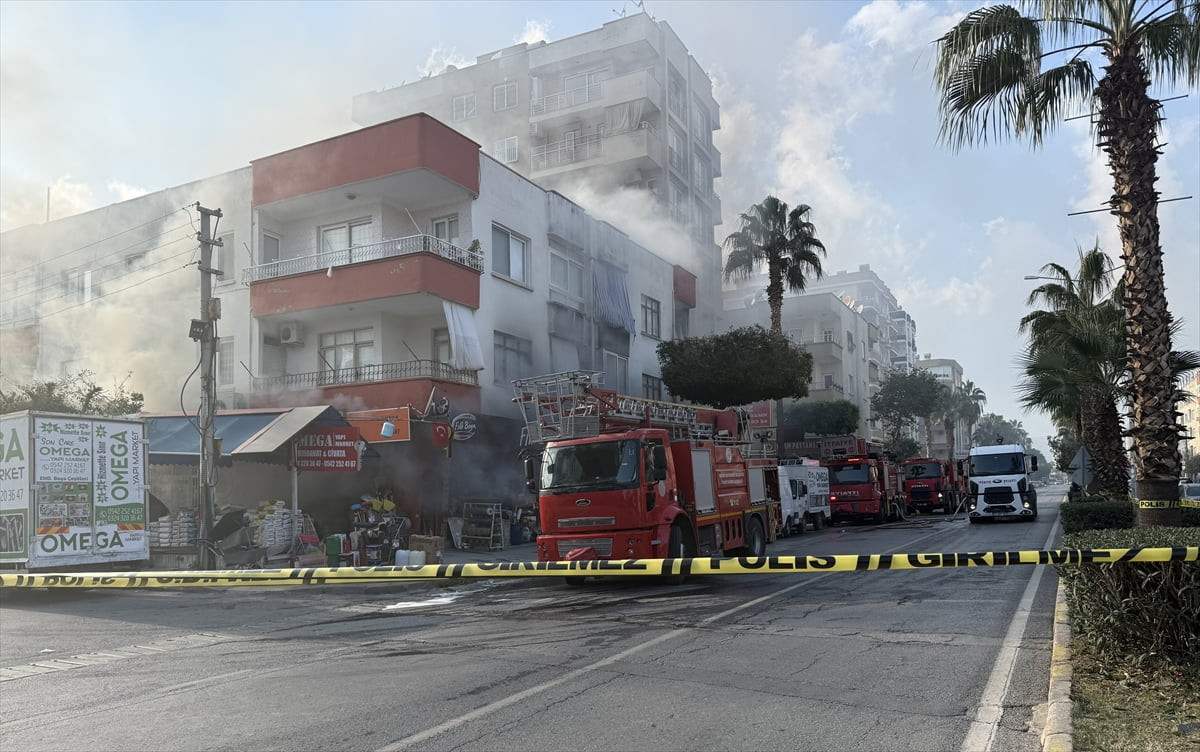 Mersin'in Toroslar ilçesinde yapı malzemeleri satan dükkanda çıkan yangın söndürüldü.