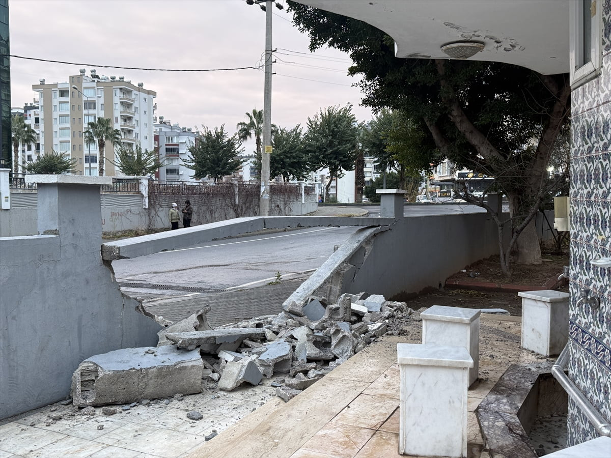 Mersin'in Yenişehir ilçesinde bir cipin kontrolden çıkarak cami duvarına çarptı. Yaralananın...