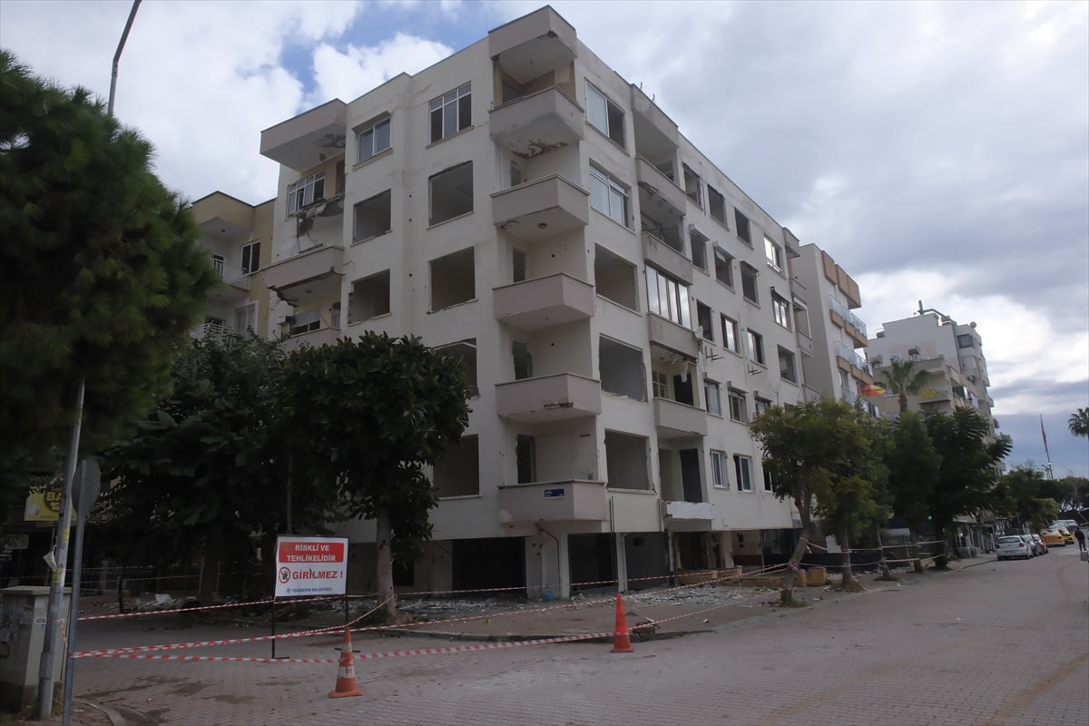 Mersin'in Yenişehir ilçesinde, yıkım kararı olduğu için boşaltılan 5 katlı binanın 2 dairesinin...