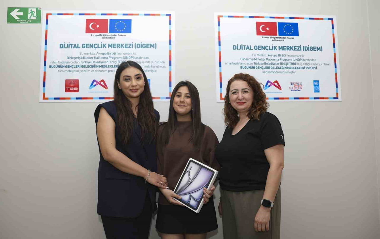 MERSİN’DE BÜYÜKŞEHİR BELEDİYESİ BÜNYESİNDEKİ DİGEM’DE EĞİTİM ALAN 8. SINIF ÖĞRENCİSİ BERİL EYLÜL...