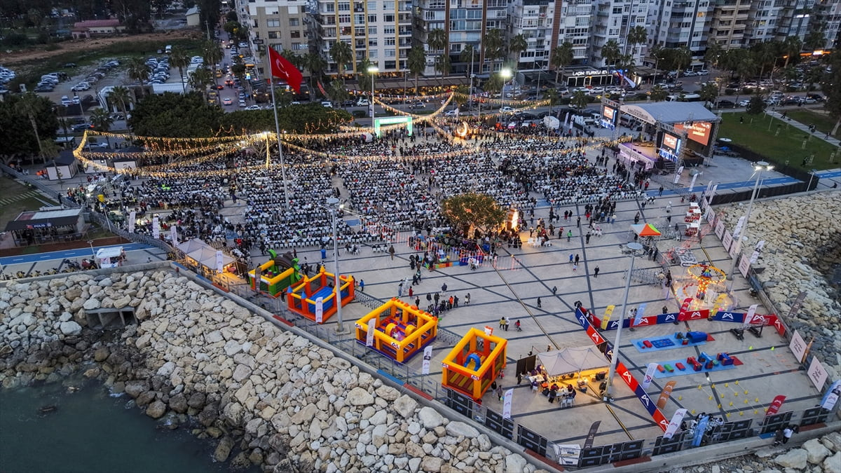 Mersin’de Büyükşehir Belediyesince düzenlenen "Ramazan Şenlikleri" kapsamında vatandaşlar iftar...