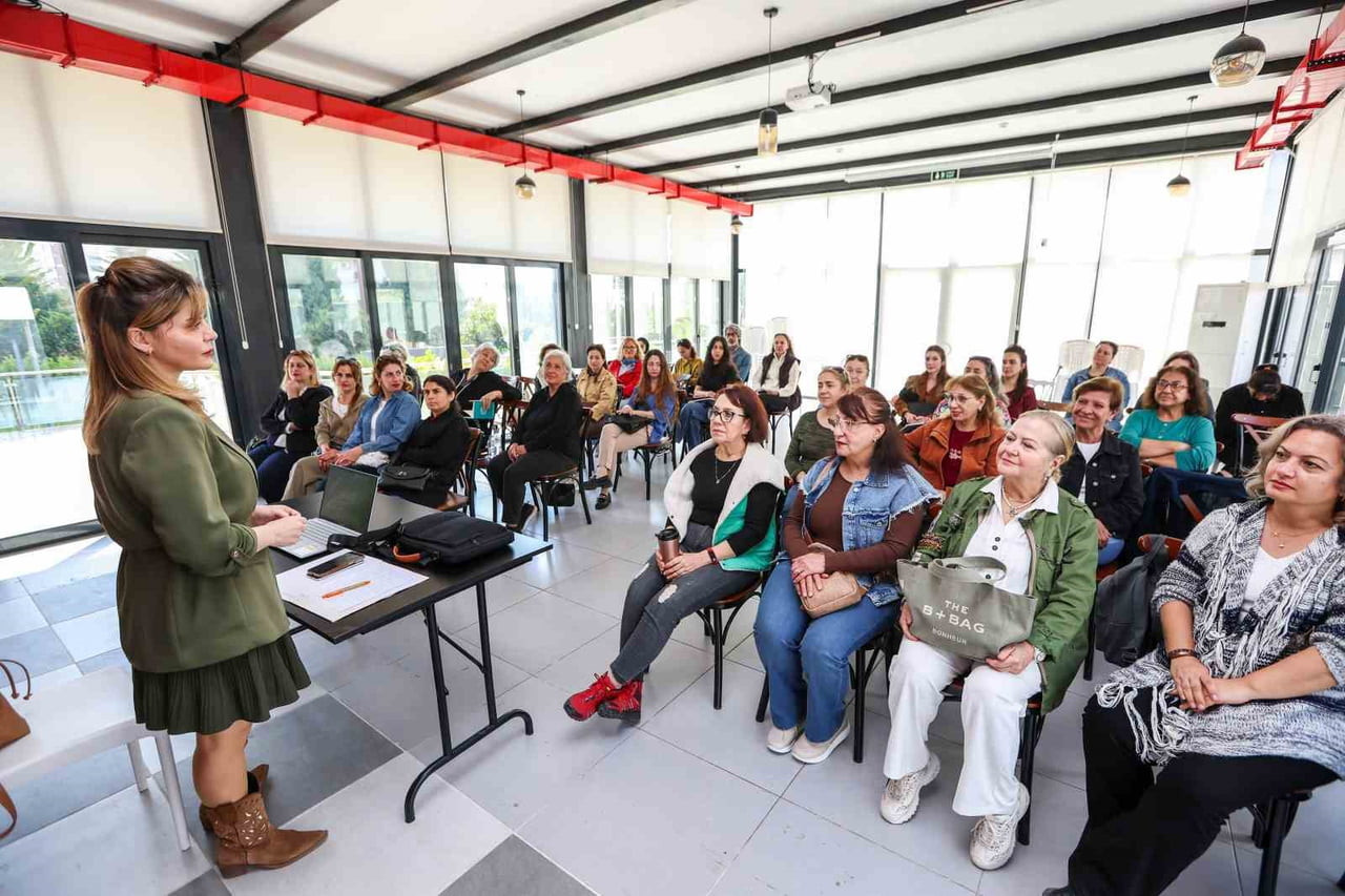 MERSİN’DE MEZİTLİ BELEDİYESİNİN ÜCRETSİZ KURS VE ATÖLYELERİ, VATANDAŞLARA HEM YENİ BECERİLER...