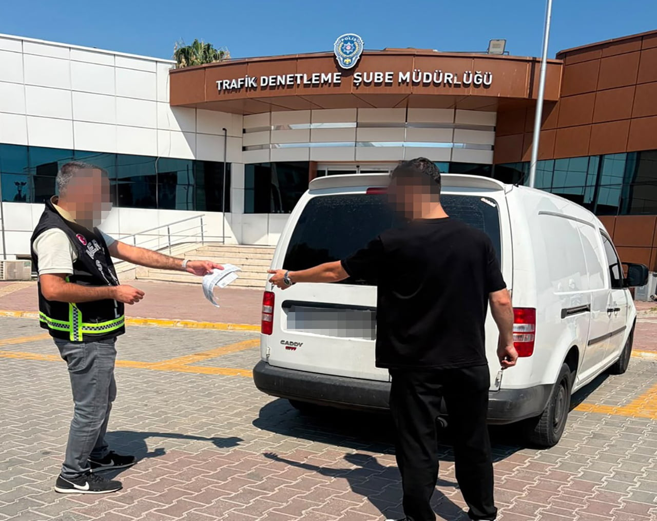 MERSİN’DE TRAFİKTE ARAÇLARINDAN İNEREK KAVGA EDEN KAMYONET VE MOTOSİKLET SÜRÜCÜSÜ POLİS...