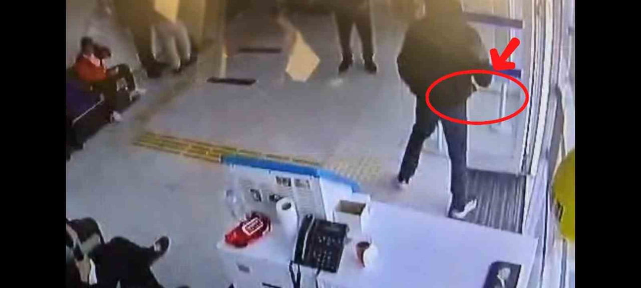 MERSİN’DE YÜZÜ MASKELİ VE ELİNDE SATIRLA BANKA ŞUBESİNE GİREREK GASP GİRİŞİMİNDE BULUNAN ŞÜPHELİ...