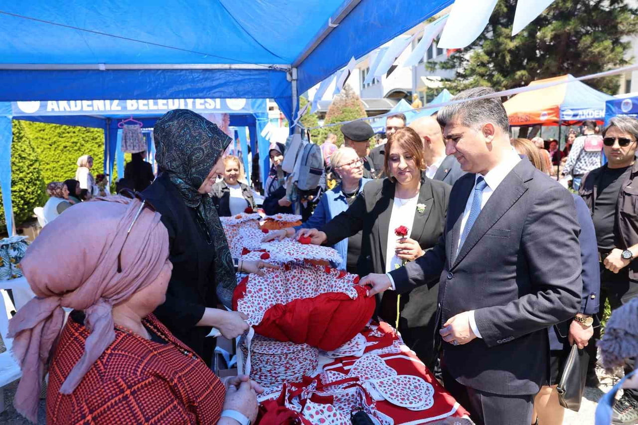 MERSİN’İN AKDENİZ İLÇESİNDE ANNELER GÜNÜ DOLAYISIYLA DÜZENLENEN KERMES, VATANDAŞLARDAN YOĞUN İLGİ...
