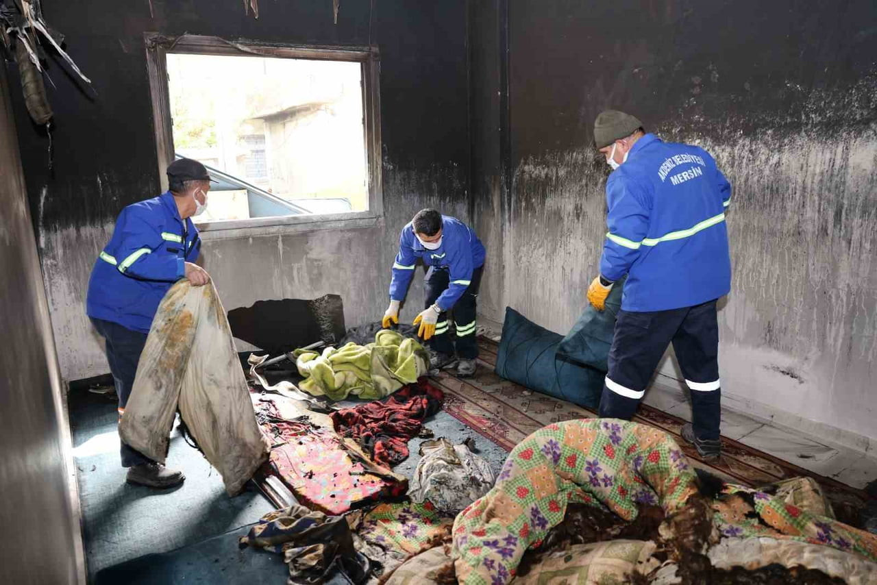 MERSİN’İN AKDENİZ İLÇESİNE BAĞLI GÜNEŞ MAHALLESİ’NDE ÇIKAN YANGINDA ZARAR GÖREN EV, BELEDİYE...
