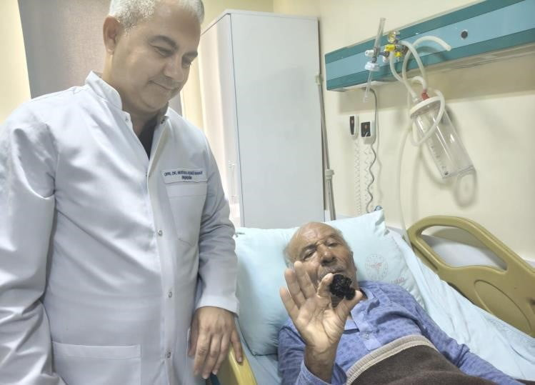 MERSİN’İN BOZYAZI İLÇESİNDE GERÇEKLEŞTİRİLEN BAŞARILI BİR AMELİYATLA, 67 YAŞINDAKİ MEHMET KOÇ’UN...