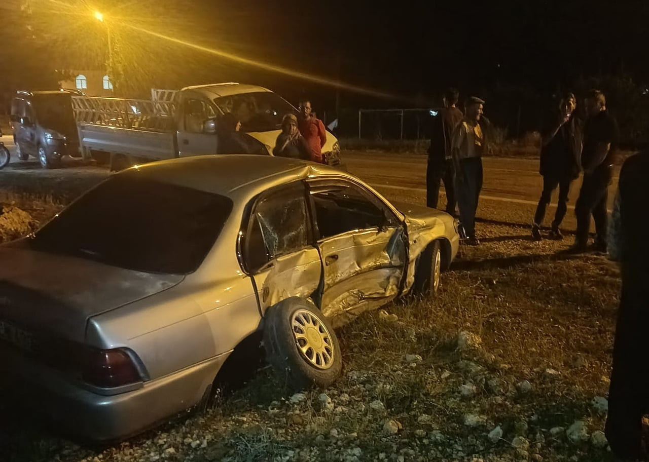 MERSİN’İN ERDEMLİ İLÇESİNDE OTOMOBİL İLE KAMYONETİN ÇARPIŞMASI SONUCU MEYDANA GELEN TRAFİK...