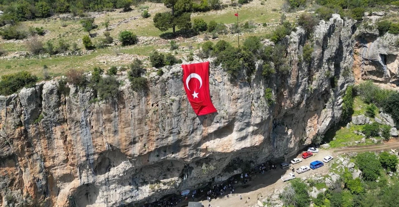 MERSİN’İN ERDEMLİ İLÇESİNİN KIRSALINDA YER ALAN ASERİN KAYASI EŞSİZ MANZARASIYLA DİKKAT...