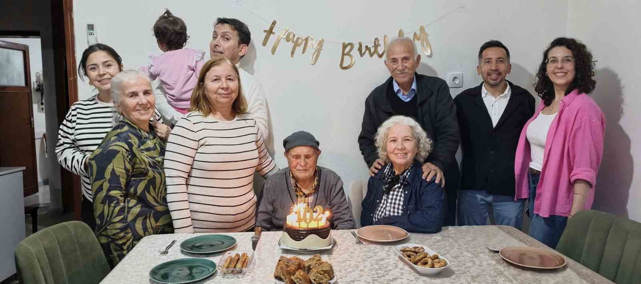 MERSİN’İN SİLİFKE İLÇESİNE 102'NCİ YAŞINA GİREN İŞÇİLİK YAPARAK 3 ÖĞRETMEN İLE BİR MEMUR...