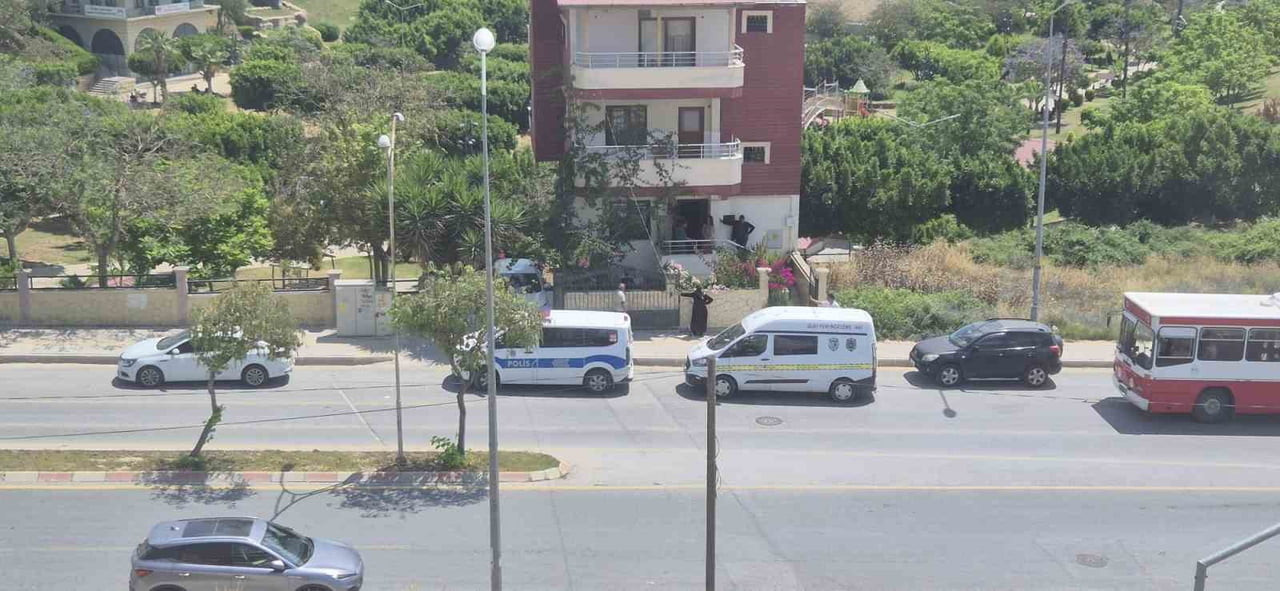 MERSİN’İN TARSUS İLÇESİNDE EVDE MERDİVENDEN DÜŞEN YAŞLI ADAM HAYATINI KAYBETTİ.