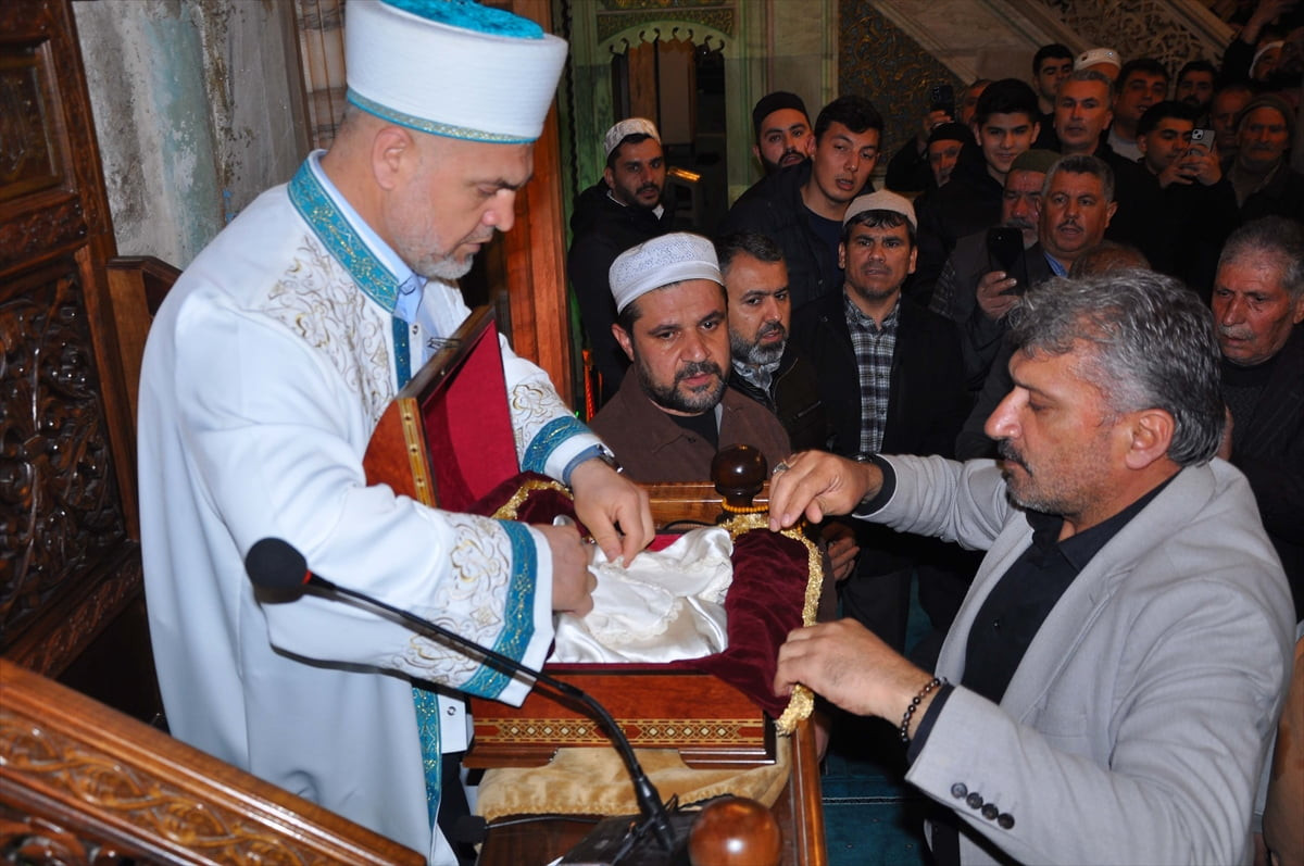 Mersin’in Tarsus ilçesinde Sakal-ı Şerif ziyarete açıldı.