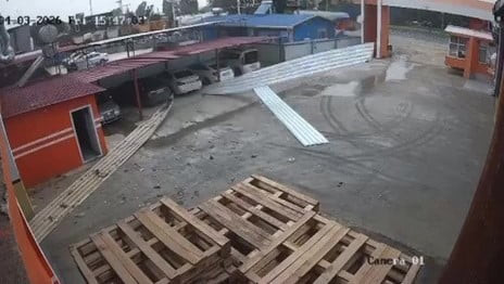 MERSİN’İN TARSUS İLÇESİNDE ŞİDDETLİ RÜZGARIN ETKİSİYLE BİR İŞYERİNİN ÇATISINDAKİ PARÇALAR...