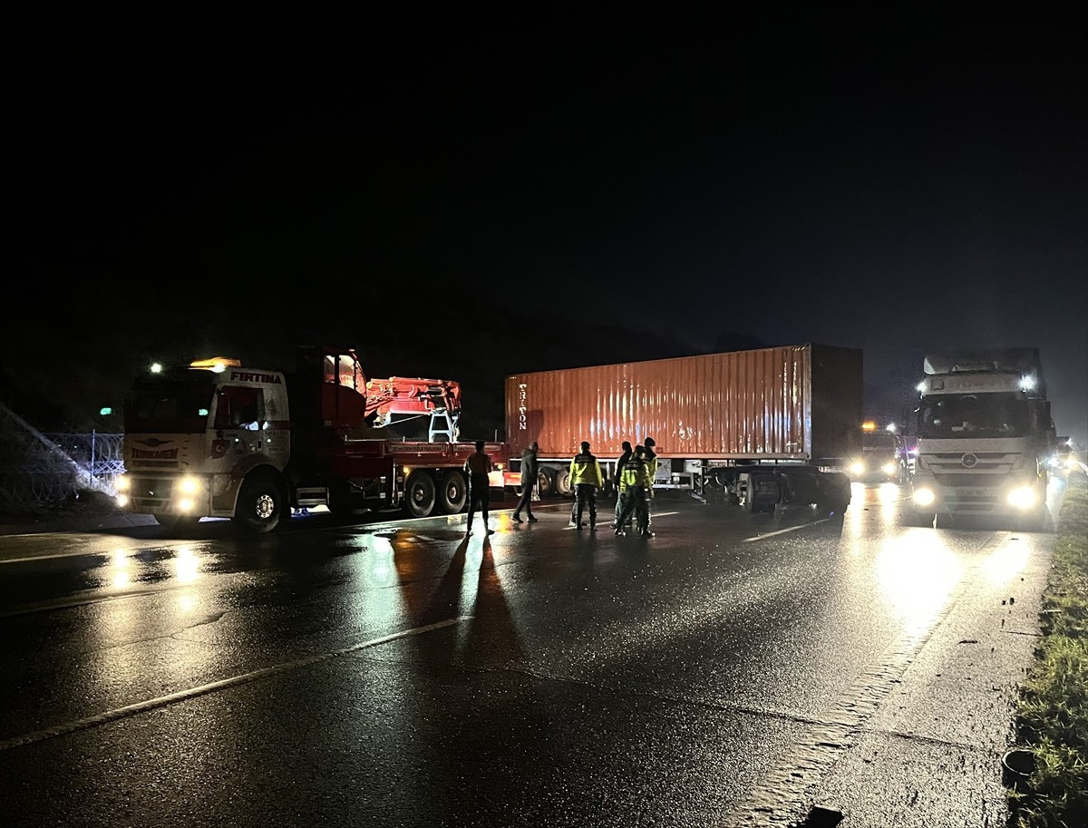  Mersin’in Tarsus ilçesindeki zincirleme trafik kazasında yaralanan 1 kişi hastaneye...