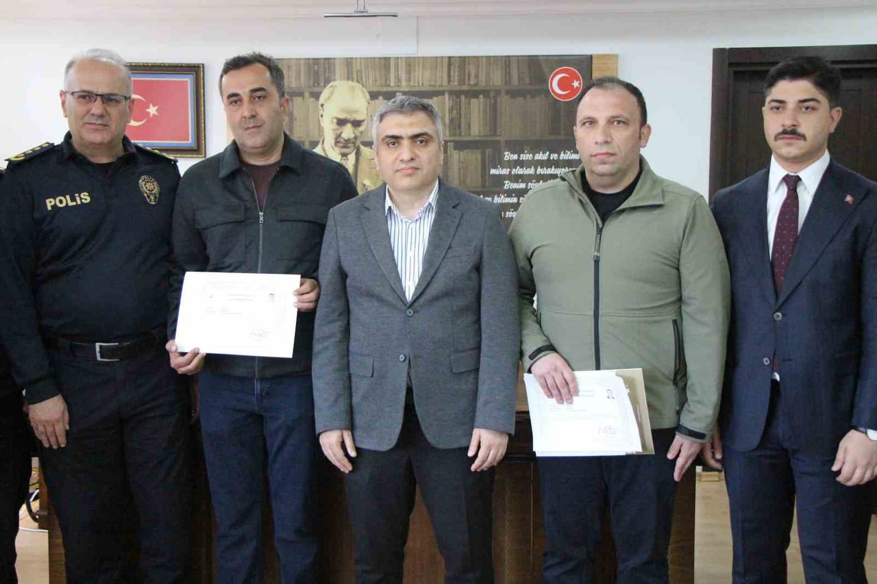 MERZİFON KAYMAKAMI AHMET KARAASLAN, BAŞARI BELGESİ VERDİĞİ POLİSLERE TEŞEKKÜR ETTİ.