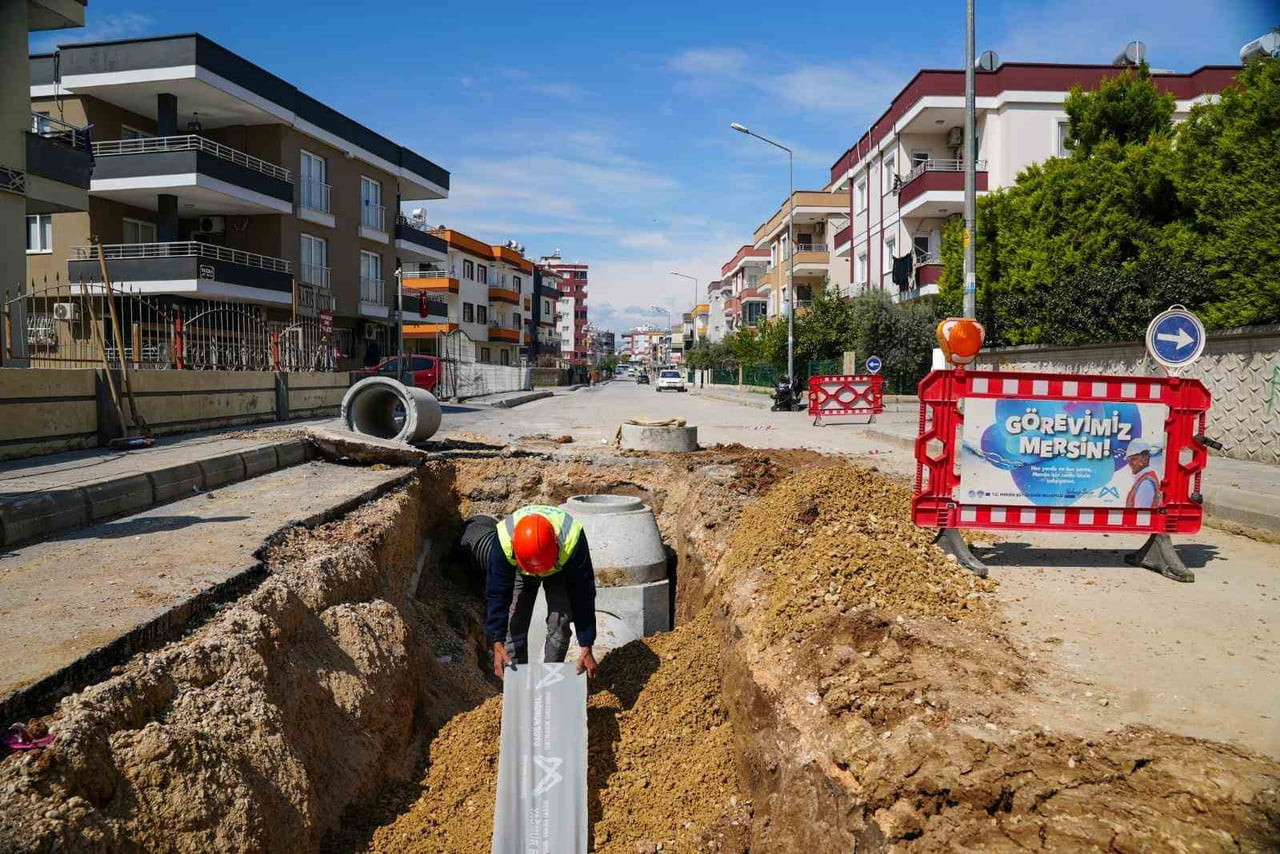 MESKİ, TARSUS'UN KAVAKLI MAHALLESİ'NDE HAYATA GEÇİRDİĞİ YAĞMURSUYU HATTI ÇALIŞMASIYLA TAŞKIN...