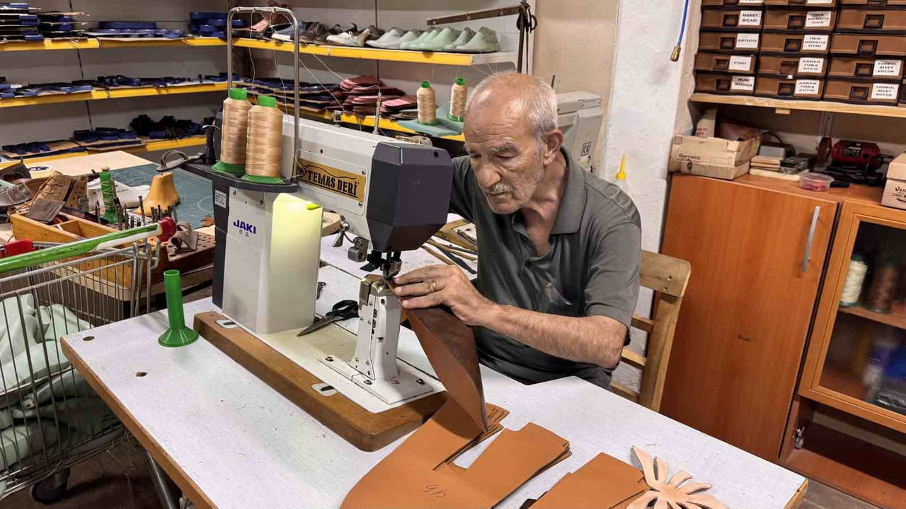 MESLEĞE 60 YILINI VEREN BİR DİĞER USTA MAHMUT ŞAHAN, GENÇLERİN EL İŞÇİLİĞİNDEN KAÇINMASINDAN...